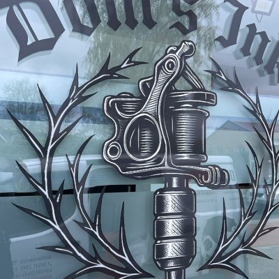 Dom´s Ink Tattoo  – Glasdekorfolie & Fensterbeschriftung